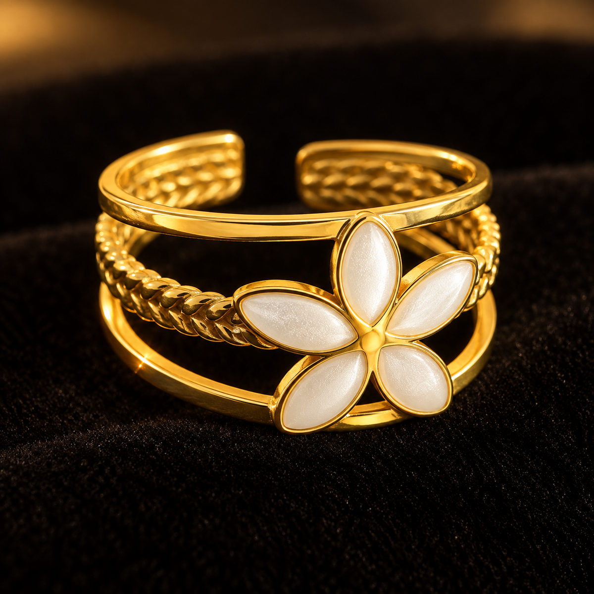 Anel Dourado Flor Branca