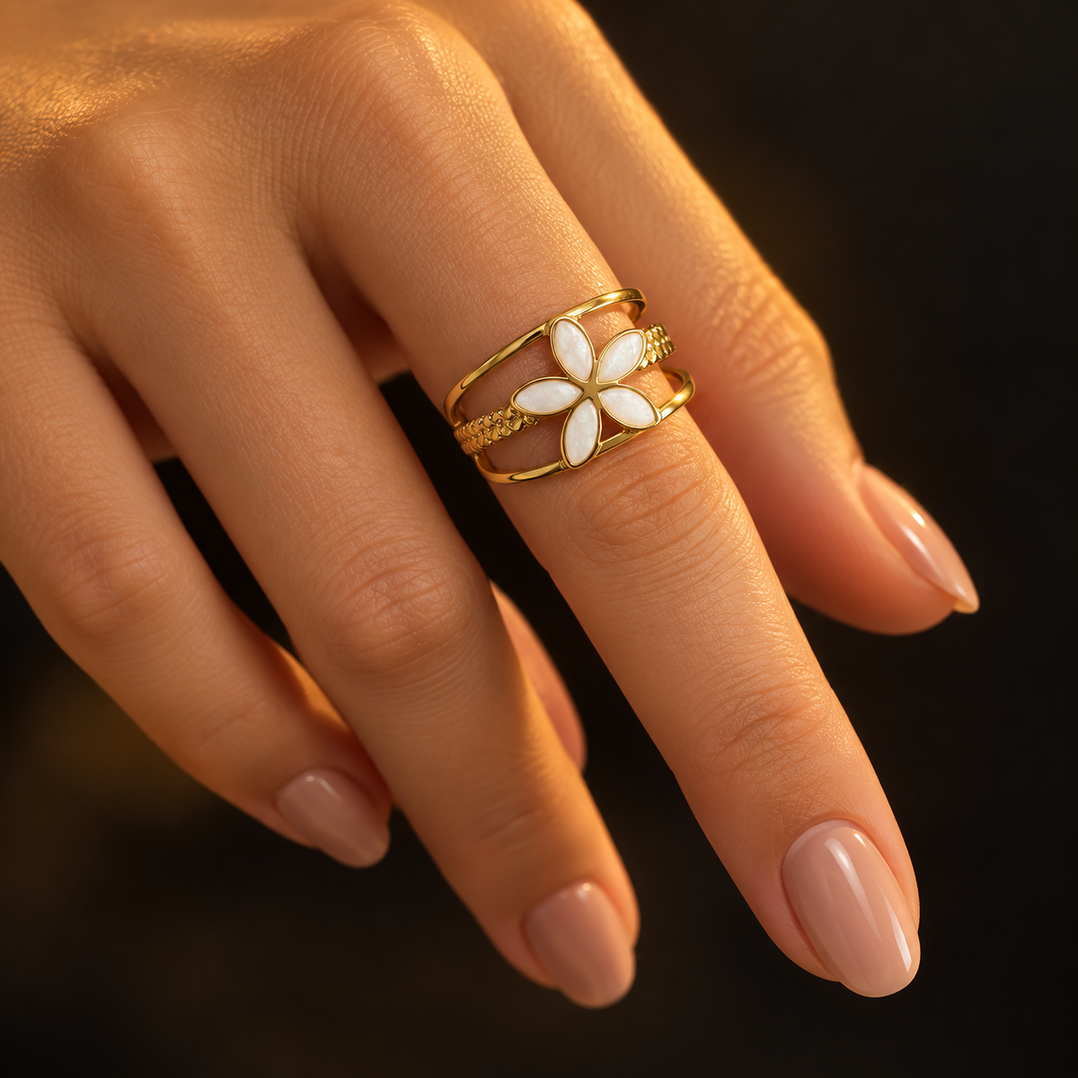 Anel Dourado Flor Branca