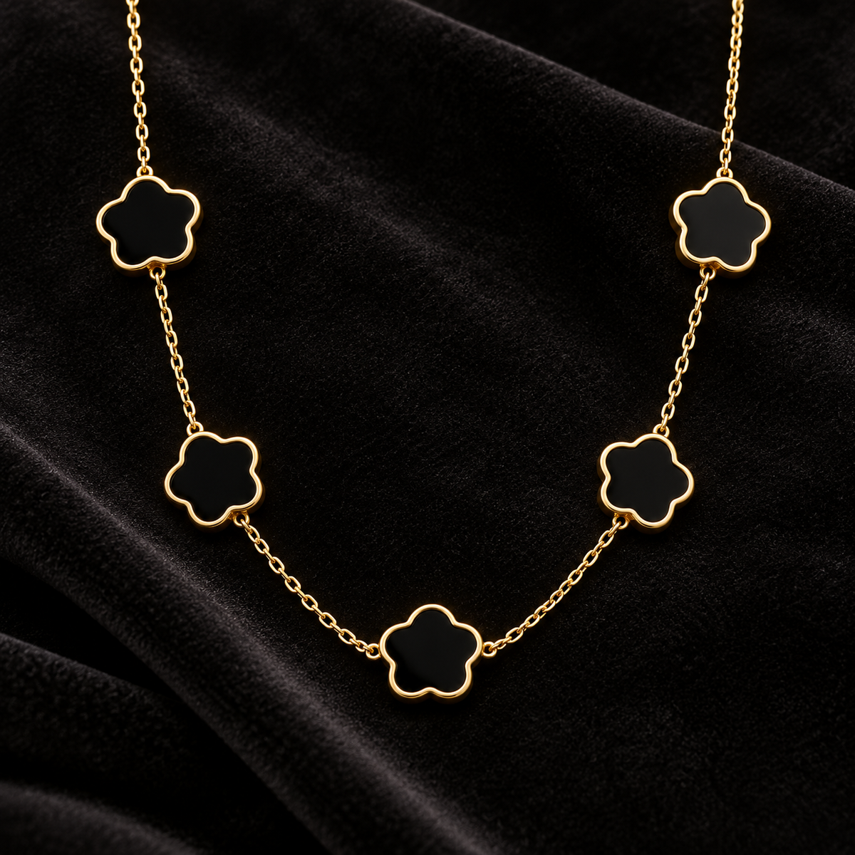 Conjunto Colar, Pulseira e Brincos com Flores Pretas