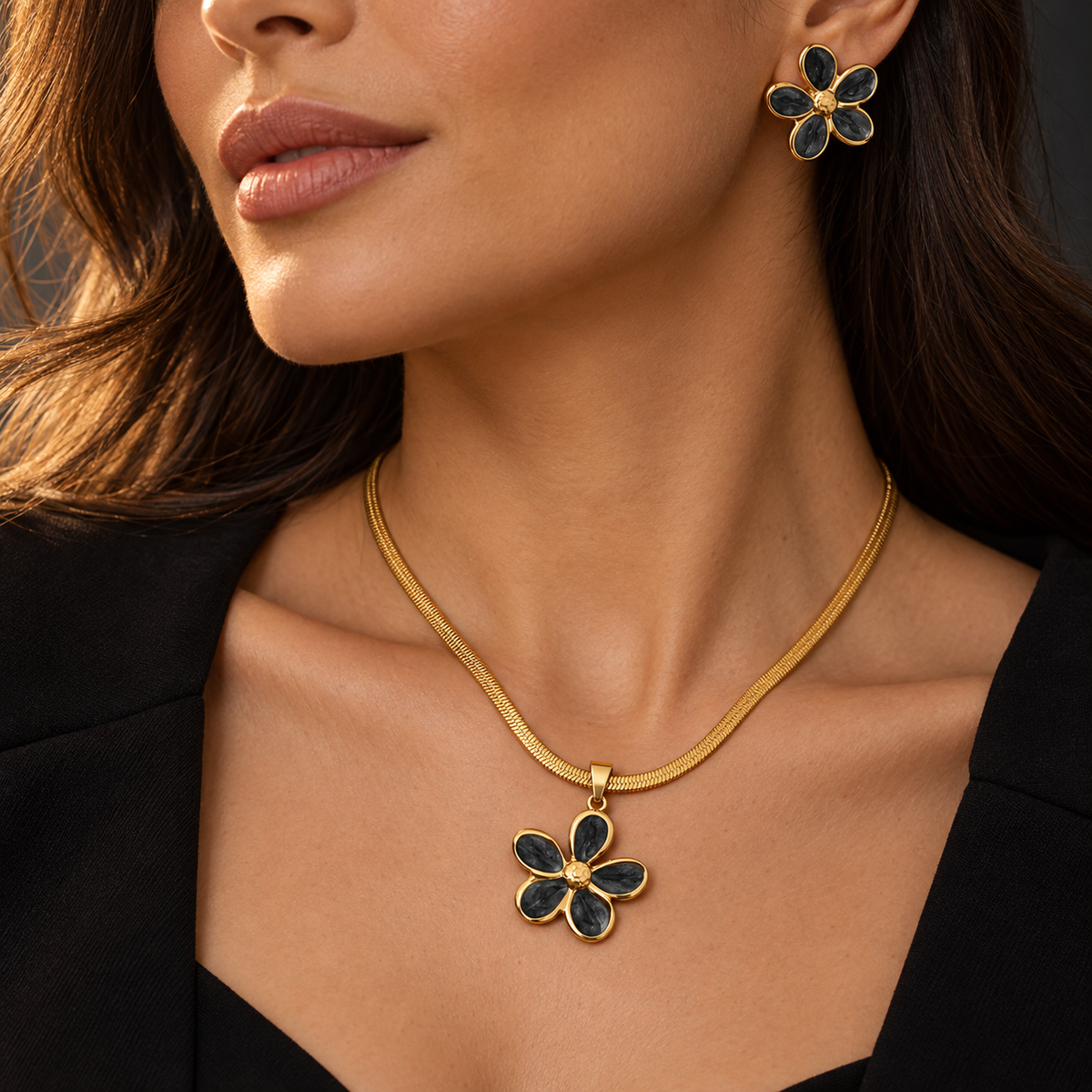 Conjunto Floral Preto e Dourado com Colar e Brincos