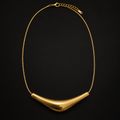 Colar Dourado com Elemento Central Curvo
