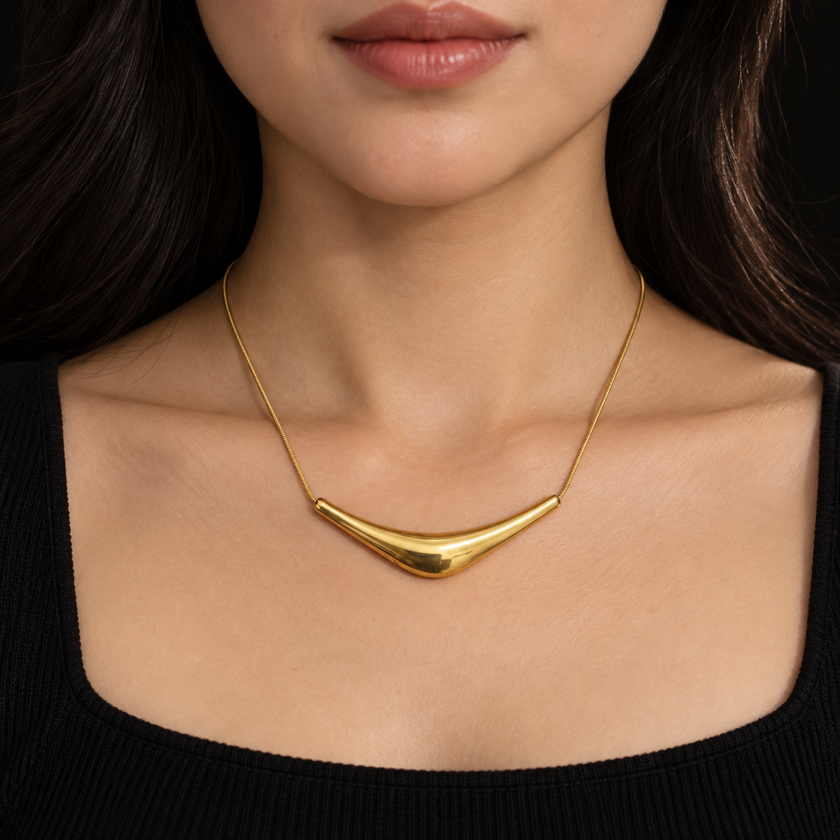 Colar Dourado com Elemento Central Curvo