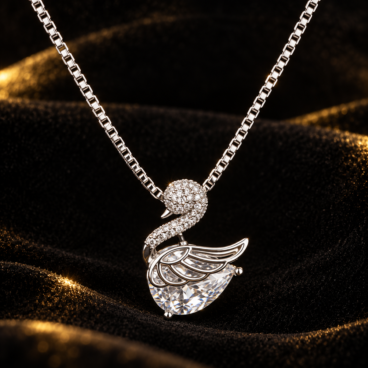 Colar Prateado com Pendente Cisne