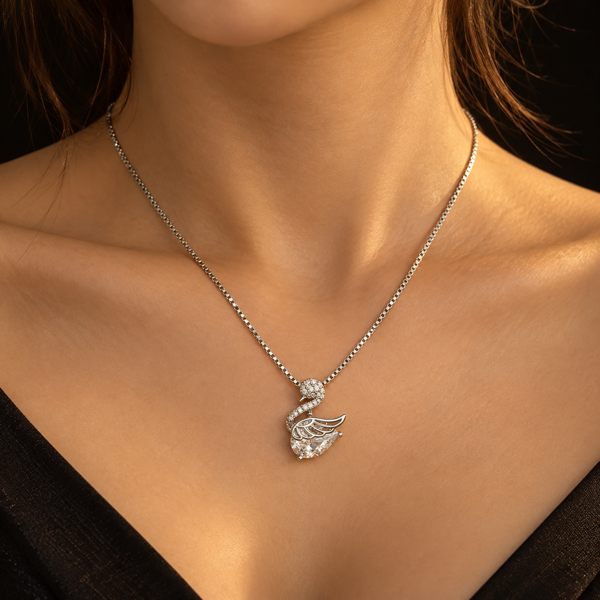 Colar Prateado com Pendente Cisne