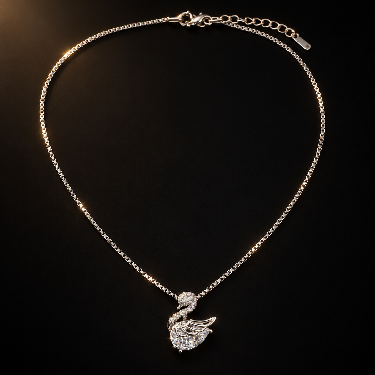 Colar Prateado com Pendente Cisne
