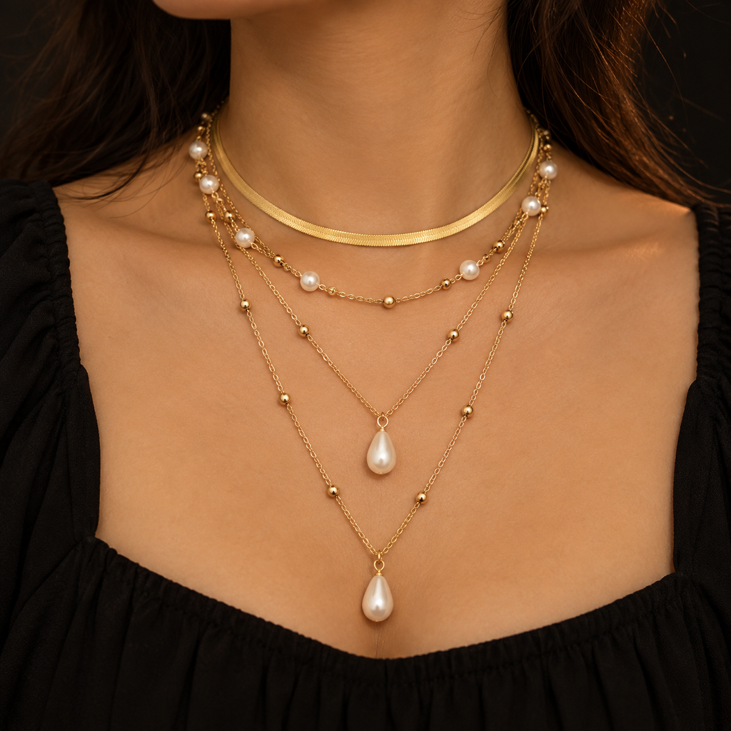 Conjunto de 3 Colares Dourados com Contas Brancas e Gotas
