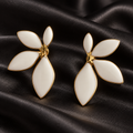 Brincos de Flor Assimétrica Branca e Dourada