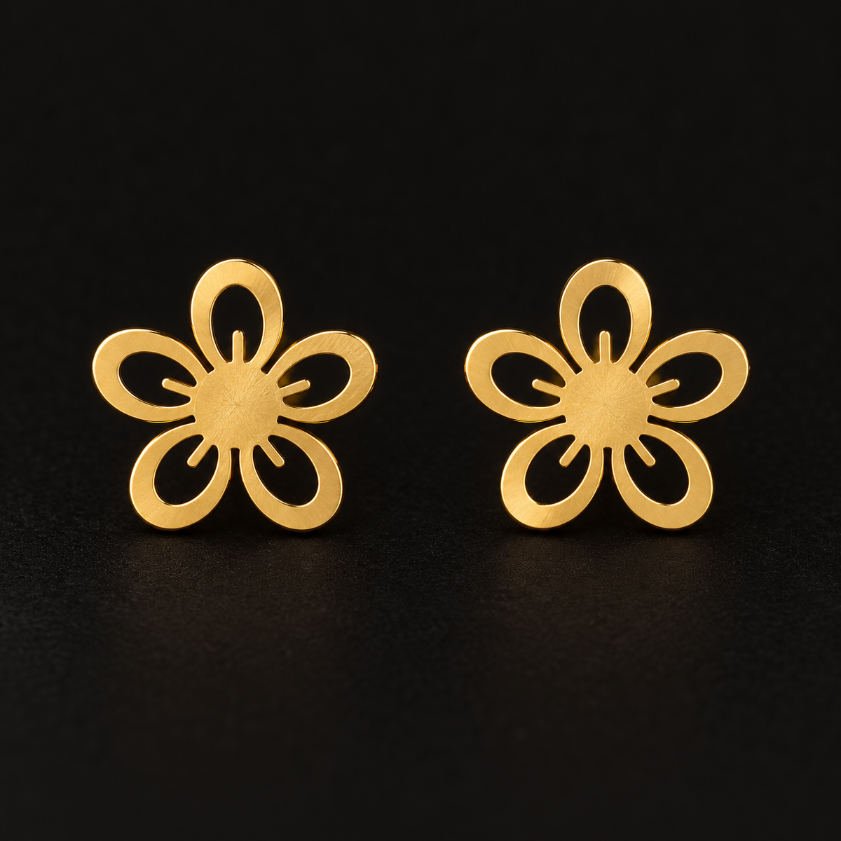 Conjunto de 3 Pares de Brincos – Flores Douradas e Pontos de Luz