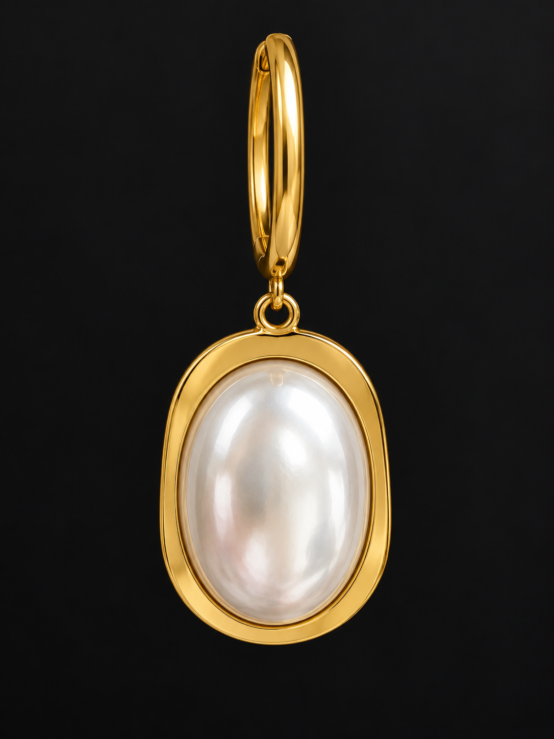 Brincos de Argola Dourados com Pendente Oval Branco