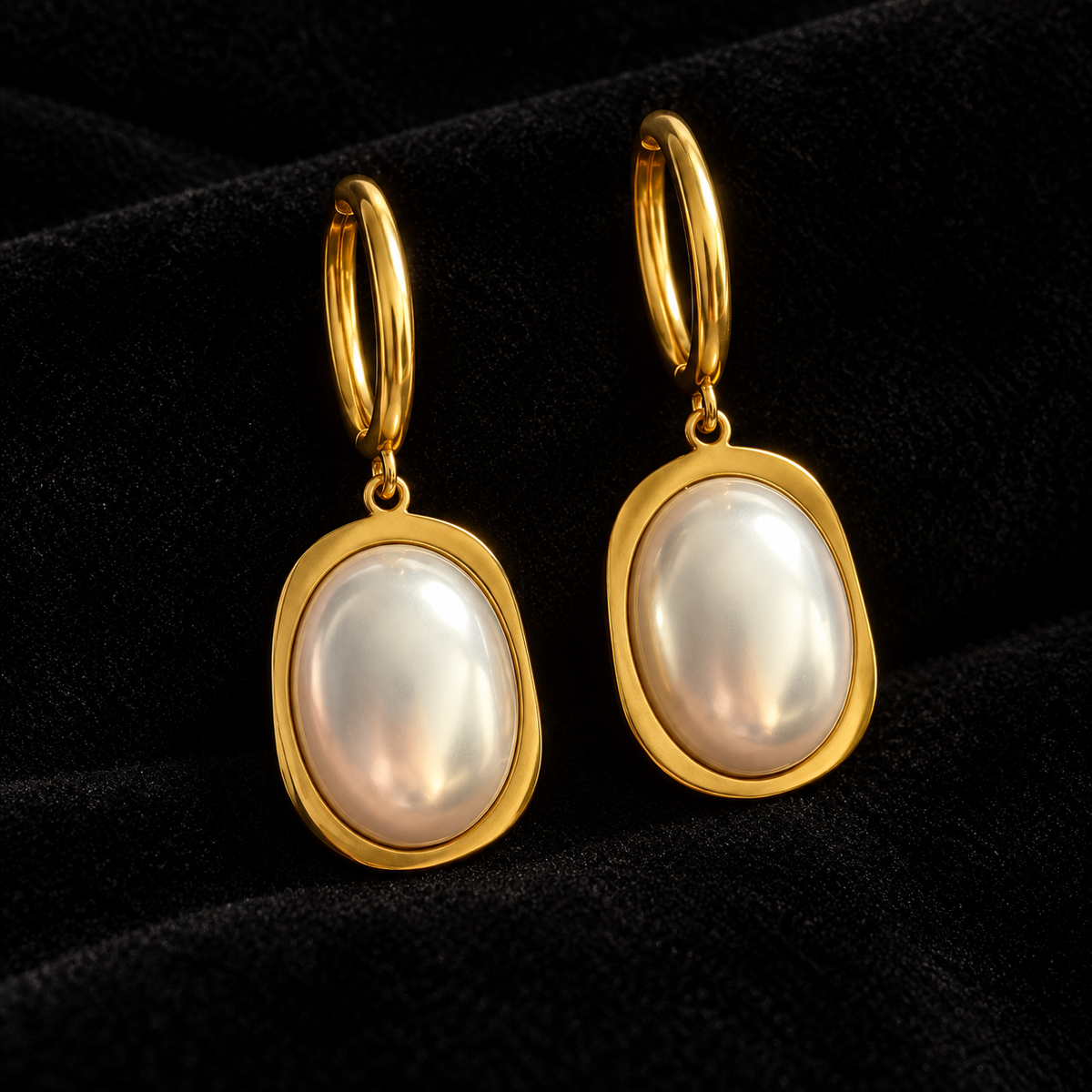 Brincos de Argola Dourados com Pendente Oval Branco
