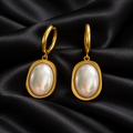 Brincos de Argola Dourados com Pendente Oval Branco