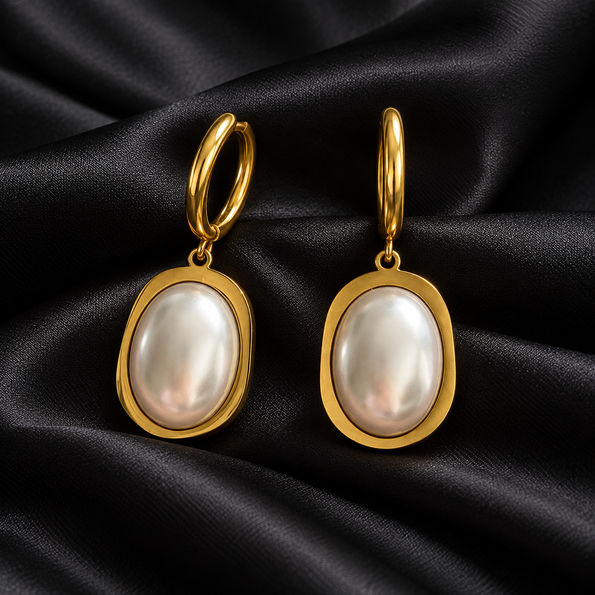 Brincos de Argola Dourados com Pendente Oval Branco