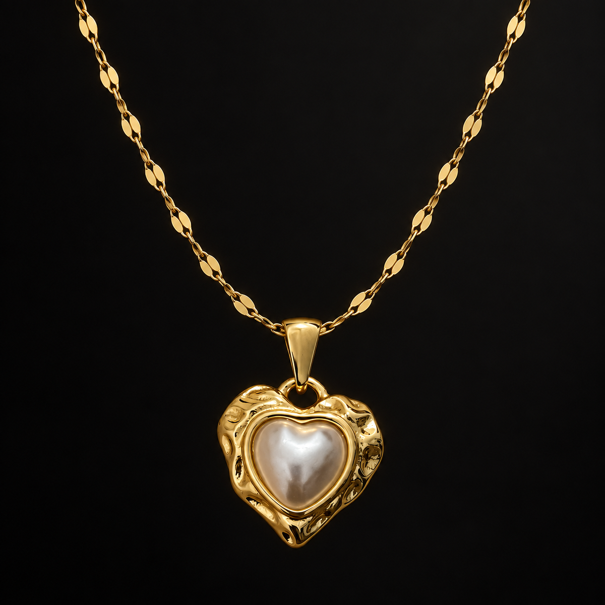 Colar Dourado com Pendente Coração e Centro Nacarado
