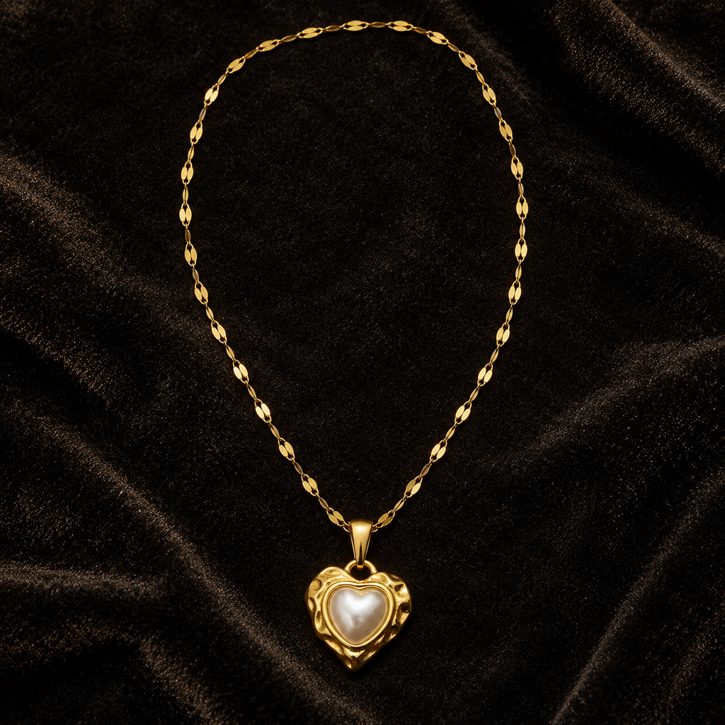 Colar Dourado com Pendente Coração e Centro Nacarado