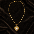 Colar Dourado com Pendente Coração e Centro Nacarado