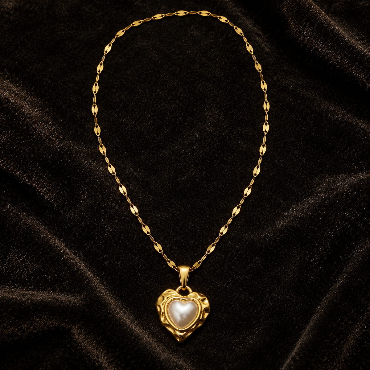 Colar Dourado com Pendente Coração e Centro Nacarado