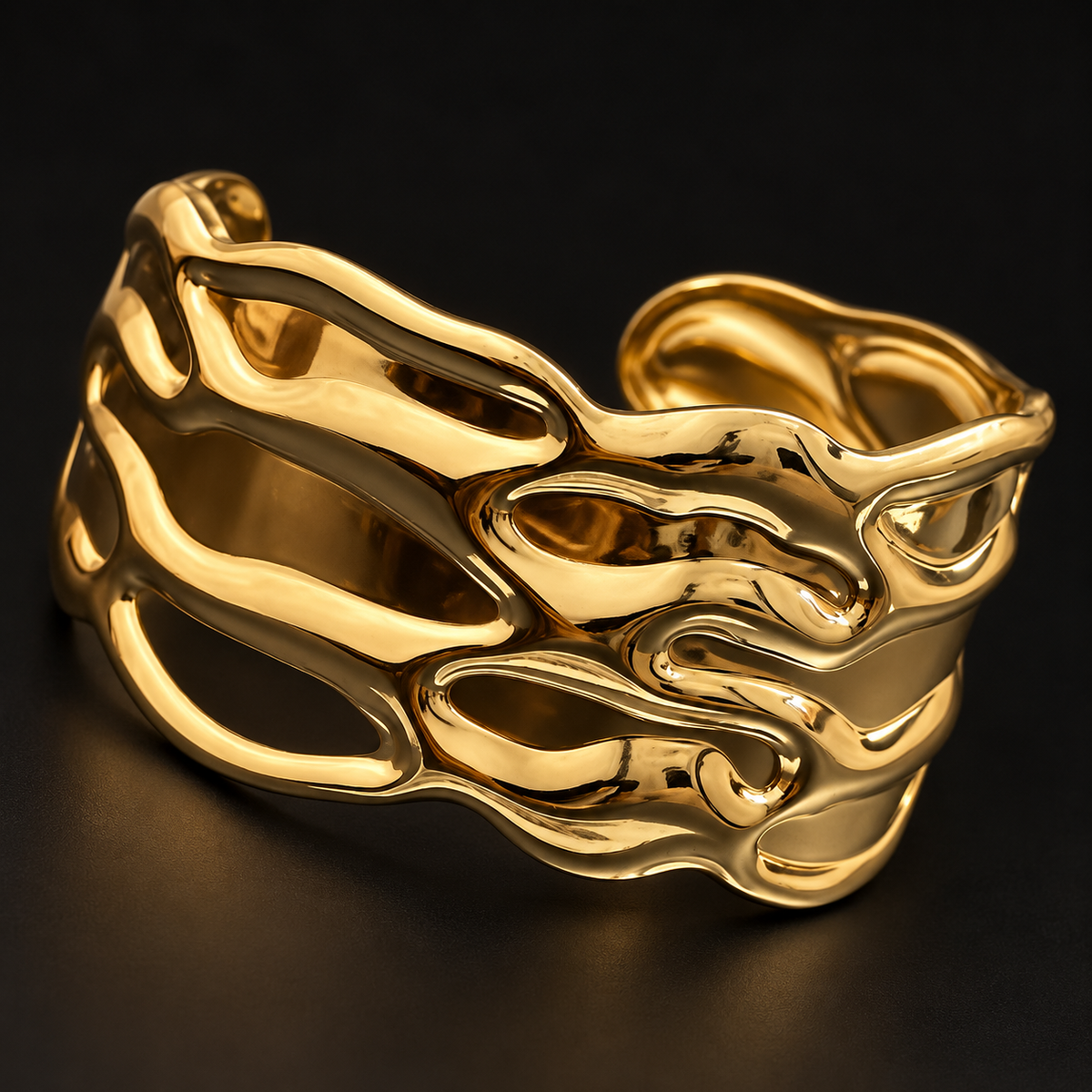 Pulseira Rígida Dourada Aberta com Design Orgânico
