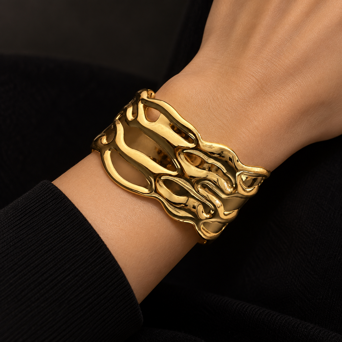 Pulseira Rígida Dourada Aberta com Design Orgânico