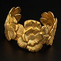Pulseira Rígida Dourada Aberta com Flores em Relevo