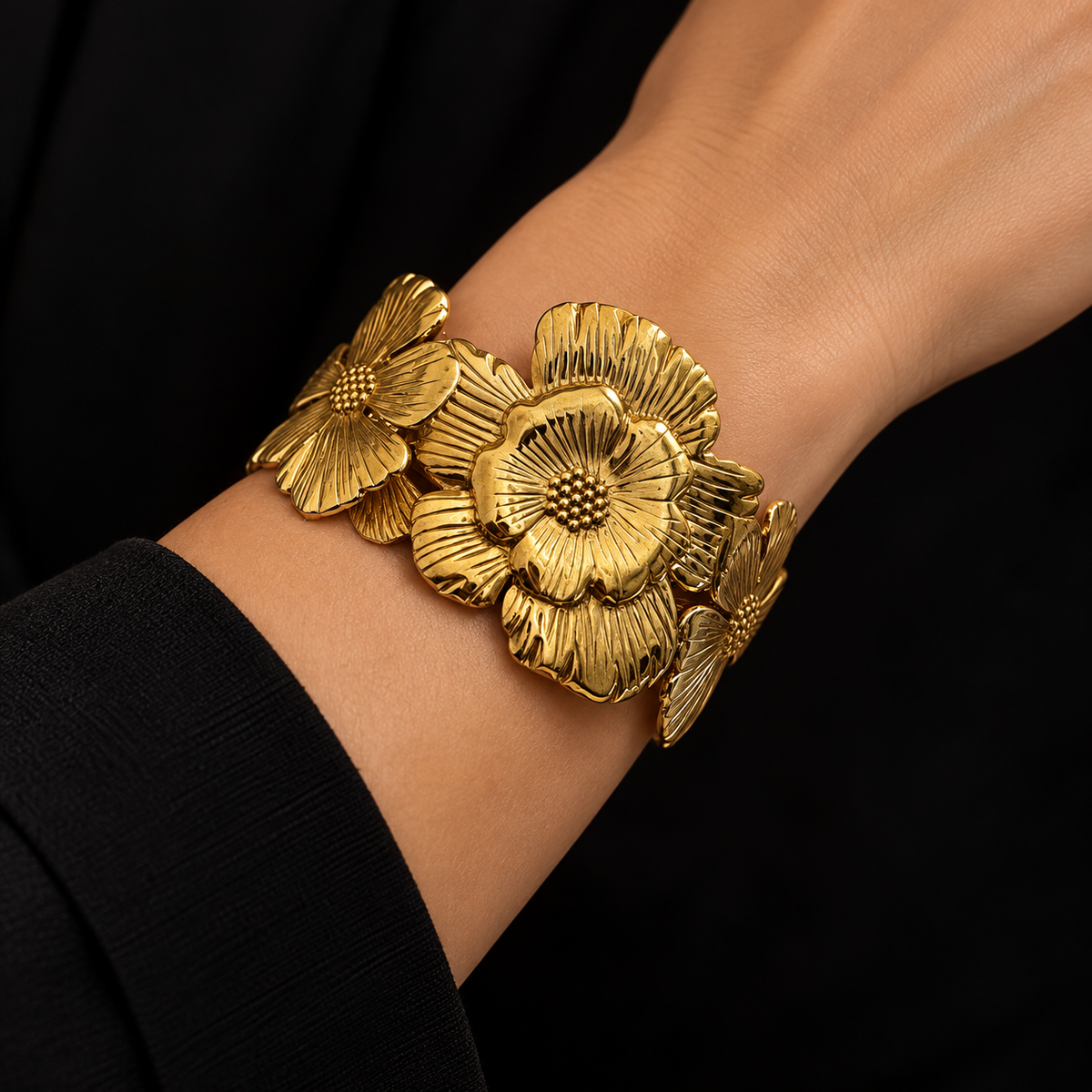 Pulseira Rígida Dourada Aberta com Flores em Relevo